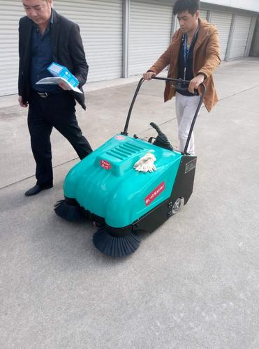 產品信息 環(huán)保 清洗清理設備 >手推式掃地機工廠物業(yè)車間